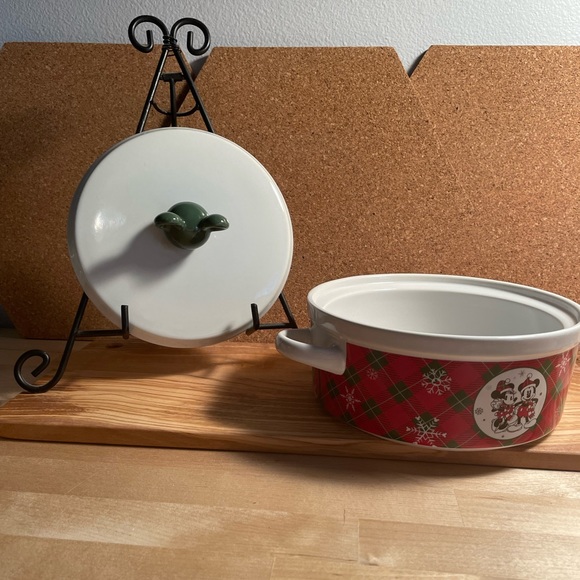 NWOT Disney Holiday ceramic covered dish - Picture 5 of 7